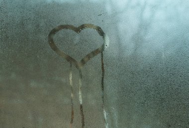 Kalp boyalı bir kavram. cama çizim