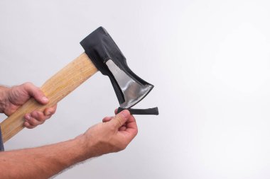 Daha güvenli olması için baltaya koruyucu bir örtü tak..