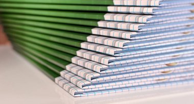 Bir yığın fotoğraf albümü var. fotoğraf kitapları dizildi 