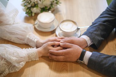 Masada kadınların elleri erkeklerin ellerindedir. Çıkma, şefkat ve aşk kavramı.