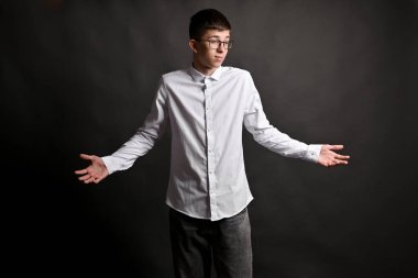 Gri arka plandaki adam kollarını açıp avuçlarını kaldırıyor. Bilmiyorum demek istiyor..