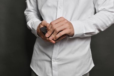 Elindeki cüzdan yakın plan çekilmiş. Konsept