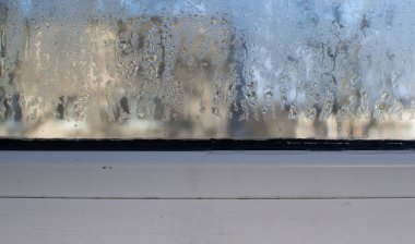 Su damlaları bardaktan aşağı akıyor.