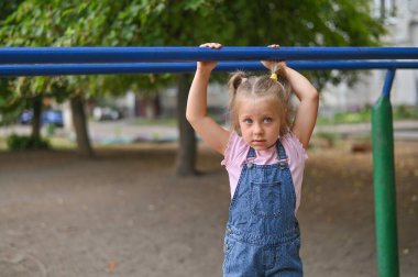 Bir kız direkte oynuyor.. 