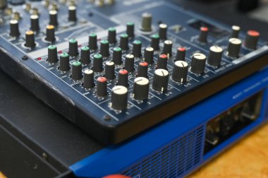 Çağdaş karıştırma tahtası, müzik üretimi için teknoloji ve yaratıcılığı birleştiriyor. Ses karıştırma, profesyonel düzeyde ses ve müzik kaydetme kavramının elde edilmesinde anahtar bir unsurdur.