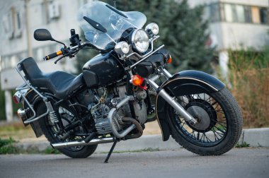 Eski moda klasik motosiklet park edilmiş.