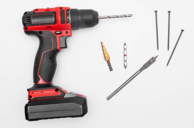 matkap ucu ve aksesuarlı beyaz arka planda modern kablosuz tornavida.