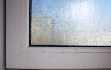 Sis camlı. Pencereye su damlaları