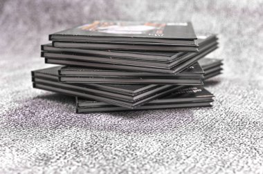 Üstte fotoğraf kitapları var. Fotoğraflardan kitap ve albüm yapma kavramı. 