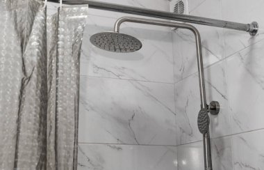 Su geçirmez kumaşlı beyaz duş perdesi banyoyu su sıçramasından korur. Basit ama modern tasarım duş sırasında gizliliği sağlarken herhangi bir iç tasarıma uyar. duş başlığı