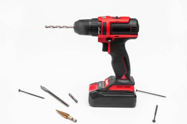 Matkap ucu, matkap ucu, bit ve aksesuarlı beyaz arka planda modern kablosuz tornavida. beyaz arkaplanda