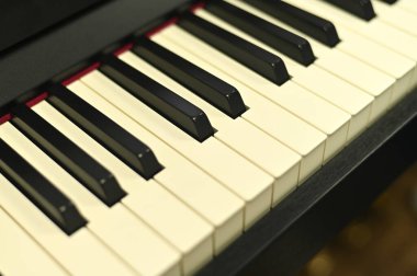 Elektronik piyano tuşlarına sanatsal bakış, geleneksel müzik elemanlarını ileri teknolojiyle harmanlamak. Müzik üretiminde yaratıcılık ve yenilik kavramı.