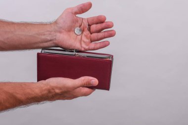 Sıradan bir anda cüzdana bozuk para sokan insanlar. Cüzdan sürekli olarak kişisel tasarrufları ve basit para yönetimini sembolize ederek günlük mali eylemi yansıtıyor.