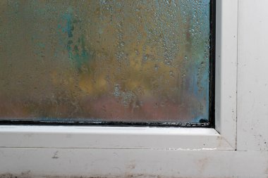 Plastik pencerede yoğunlaşma.