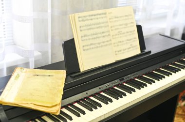 Çağdaş piyano üzerine nota, geleneği modern teknolojiyle harmanlamak.