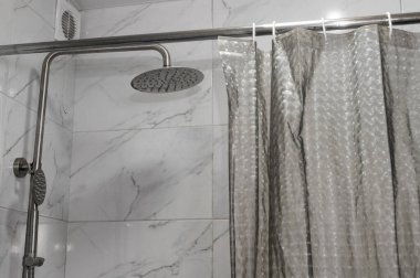 Duş perdesi desenli banyo dekoruna canlı bir dokunuş katıyor. Kalıba direnen ve her kullanımdan sonra tazeliği koruyan hızlı-kuru malzemeden yapılmış. duş başlığı