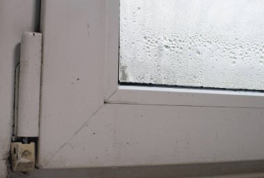 ıslak pencere camı. Yüksek nem yoğunlaşır.