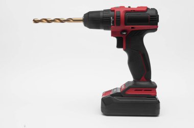 Beyaz arkaplanda matkap ucu olan kablosuz tornavida.