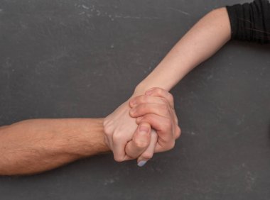 Bir erkek ve kadın arasındaki bilek güreşi mücadelesi. Kadın gücü.. 