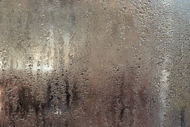 Pencereye bir damla su. Soyut arka plan ıslak cam. Yaratıcı fikirlerin için mükemmel bir tasarım. Sabah yoğunlaşması soğuk pencere camında kaotik damlalar oluşturur. ıslak cam arkaplan