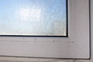 Penceresinde su damlaları olan sisli camlar.