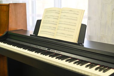 Yüksek teknolojili elektronik piyano üzerine müzik kitabı, öğrenme ve kompozisyonu vurguluyor. Müzik kitabı öğrenmenin ve yeni melodiler yaratmanın anahtar kaynağıdır. konsept