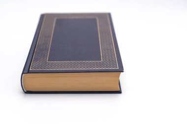 Beyaz arka plan kitabı, bilgiyi ve ilhamı sembolize ediyor. Kitap, okuma ve entelektüel büyümenin önemini vurgulayarak, yeni fikirlere ve yaratıcılığa açılan kapıyı temsil ediyor..