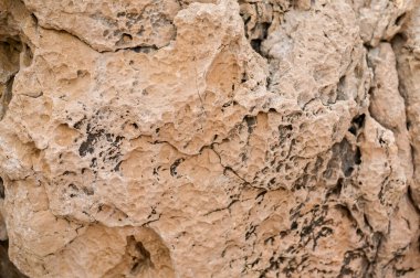 Bir kaya yüzeyindeki çatlaklar çok detaylı bir şekilde ele geçirilmiş. Hava ve basınç görünür fay hatları oluşturur. Kırık çizgileri ve doğal güçler tarafından oluşmuş yarıkları olan bir taş. çatallı desenli taş arkaplan