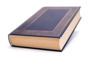 Beyaz yüzey üzerine kitabı olan edebiyat konsepti, bilgelik ve fikirlere odaklanıyor. Kitaplar bilginin ve hikaye anlatma sanatının ebedi değerini temsil eder..