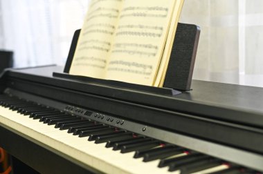 Dijital piyanoda müzik skoru, melodi yaratımı ve sanatsal ifade. Müzik skoru güzel bir kompozisyonun temelidir.. 