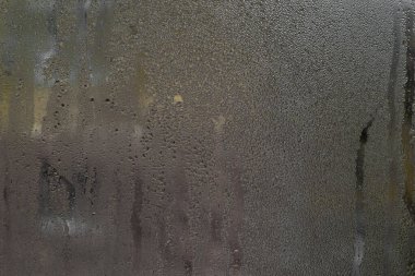 Pencere camında minimalist su damlası bileşimi. Penceredeki buğulama. tasarım için ıslak cam soyut arkaplan