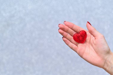 bir kadının elinde kalp. Boşluğu kopyala