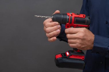 matkabı kablosuz tornavidanın prizine yerleştiriyorum.