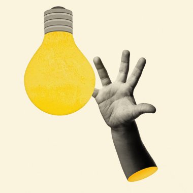 Çocuğun eli ampulü en yetenekli ve çağdaş kolajın yarattığı parlak bir fikir gibi almaya çalışıyor. İş, girişim, problem çözme, beyin fırtınası konsepti. 