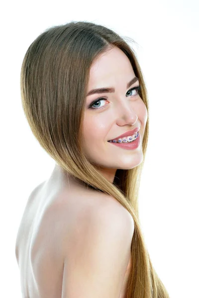 Όμορφη Νεαρή Γυναίκα Χαμογελά Τιράντες Πάνω Από Λευκό Φόντο Γυναικείο — Φωτογραφία Αρχείου