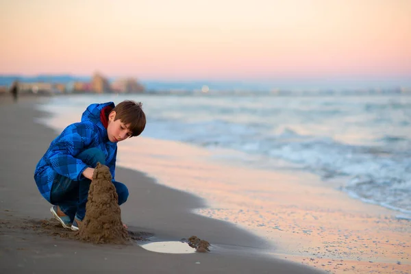 Młody Przystojny Chłopiec Bawiący Się Zimowej Plaży Cute Szczęśliwy Lat — Zdjęcie stockowe