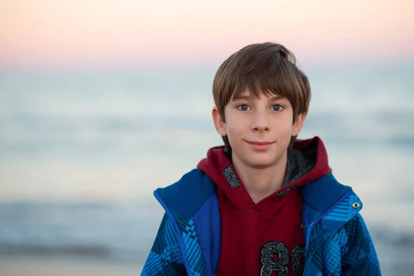 Pohledný Chlapec Pózující Zimní Pláži Roztomilý Usmívající Šťastný Jedenáctiletý Chlapec — Stock fotografie