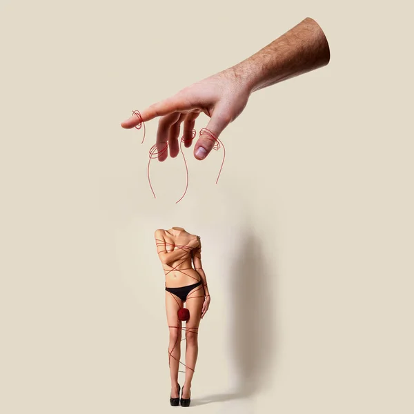 年轻女子美丽的束缚是一个木偶在男性的手中与割线无头 当代艺术拼贴 自由概念 — 图库照片