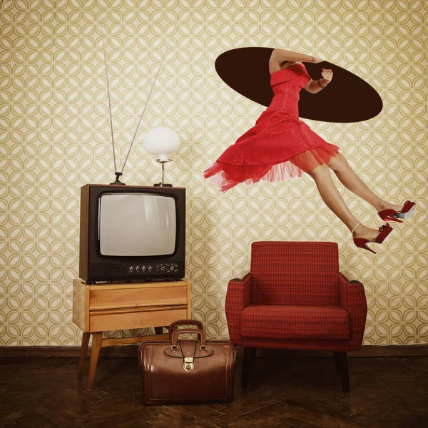 タイムトラベル エレガントな赤いドレスの土地を身に着けている若い女性は 20世紀の完全な壁紙60 70年以上の古い流行のアームチェア レトロなテレビ ランプやバッグとヴィンテージルームの空間の穴を通って 現代美術のコラージュ — ストック写真
