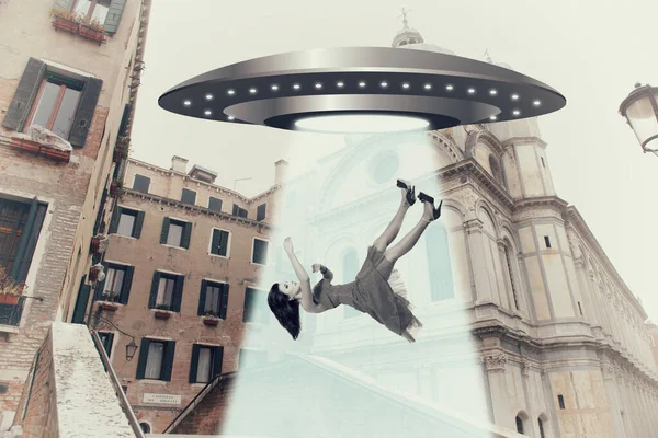 Ufo Embereket Rabolnak Egy Repülő Csészealjon Velence Ősi Gyönyörű Palotáiban — Stock Fotó