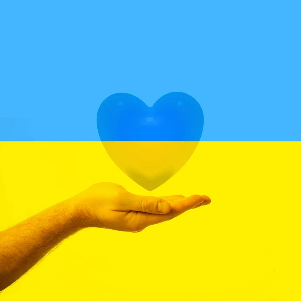 Srdce Ikona Žluté Modré Barvy Národní Vlajky Ukrajiny Mužské Ruce — Stock fotografie