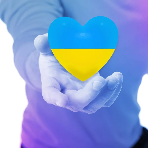 男性の手でウクライナの国旗の黄色と青の色のハートアイコンのメイド トーン画像 — ストック写真