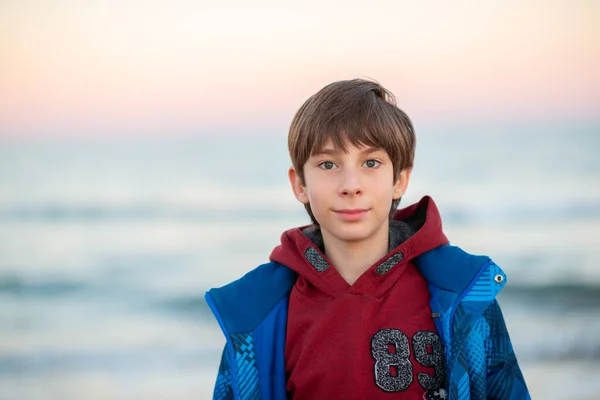 Pohledný Chlapec Pózující Zimní Pláži Roztomilý Usmívající Šťastný Jedenáctiletý Chlapec — Stock fotografie