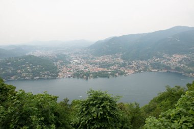 Como Gölü ve Alp Dağları manzaralı harika manzara, doğada güzellik, Lombardy, İtalya, Avrupa