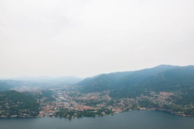 Como Gölü ve Alp Dağları manzaralı harika manzara, doğada güzellik, Lombardy, İtalya, Avrupa