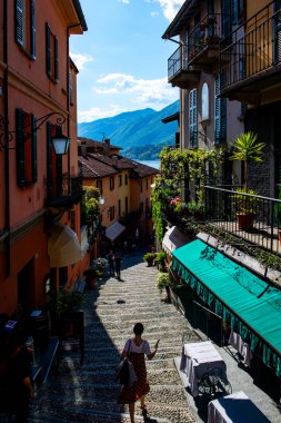 İtalyan kasabası Bellagio. Güzel evleri ve merdivenleri olan dar eski cadde Alplere bakan Como Gölü 'ne çıkıyor.