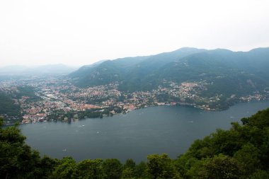 Como Gölü ve Alp Dağları manzaralı harika manzara, doğada güzellik, Lombardy, İtalya, Avrupa