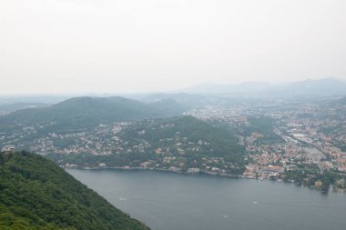 Como Gölü ve Alp Dağları manzaralı harika manzara, doğada güzellik, Lombardy, İtalya, Avrupa