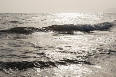 Deniz. Akdeniz sahillerinde güzel altın bir gün batımı. Hava sisi içinde alışılmadık bir ışık var.