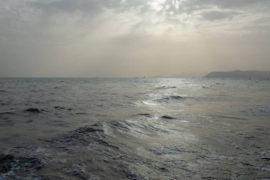 Deniz. Akdeniz sahillerinde güzel altın bir gün batımı. Hava sisi içinde alışılmadık bir ışık var.
